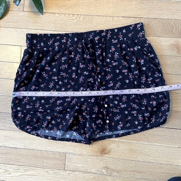 ⭐️2 FOR $20⭐️ Studio Floral Detail Shorts Size Small. EUC - Picture 4 of 9